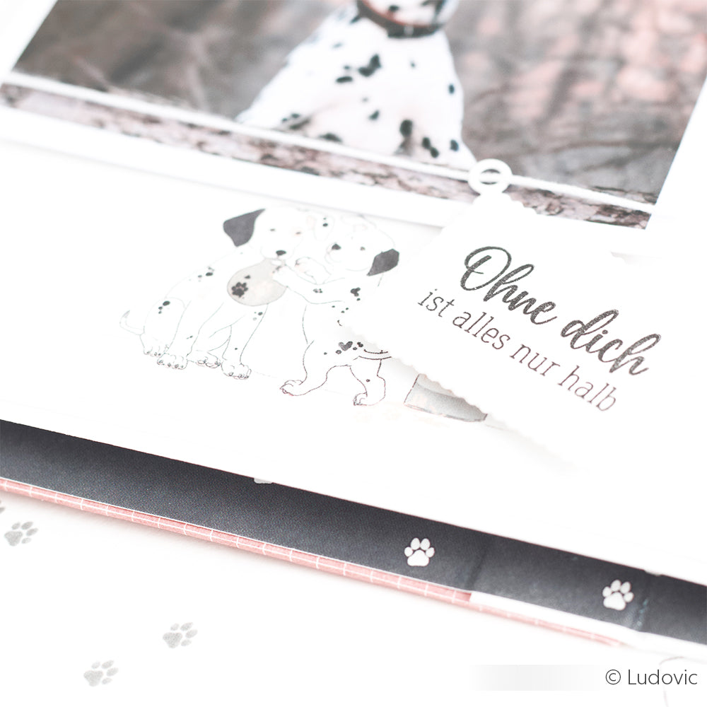 Nahaufnahme einer Karte mit Dalmatinerwelpen und dem deutschen Text "Ohne dich ist alles nur halb" auf weißem Grund, hergestellt mit einem Alexandra Renke Photopolymer-Stempel für scharfe Details.