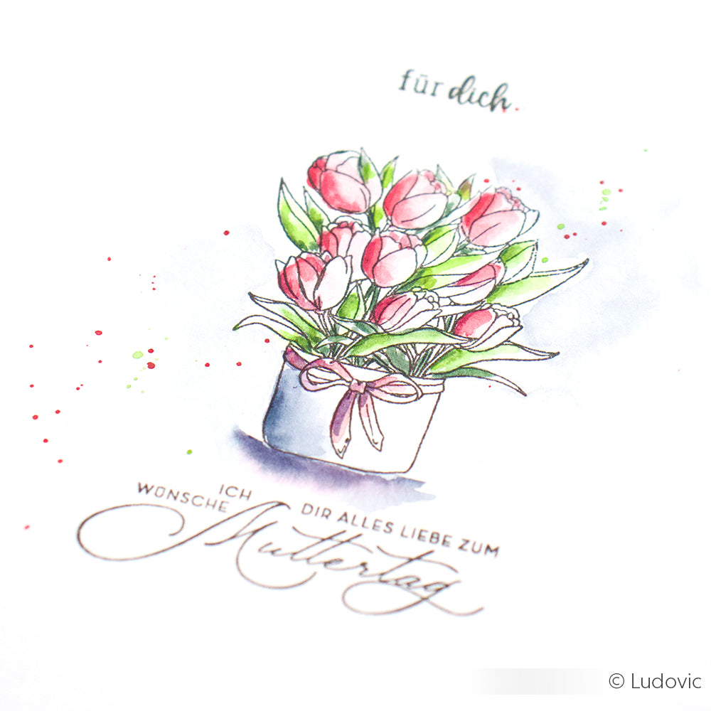 Aquarell-Illustration von rosa Tulpen in einem weißen Topf mit deutschem Muttertagstext und dekorativen Schriftzügen von Alexandra Renke, perfekt für Papierprojekte oder zur Kombination mit Ihren Lieblingsmotiven von Clear Stamp und Photopolymer Stempel.