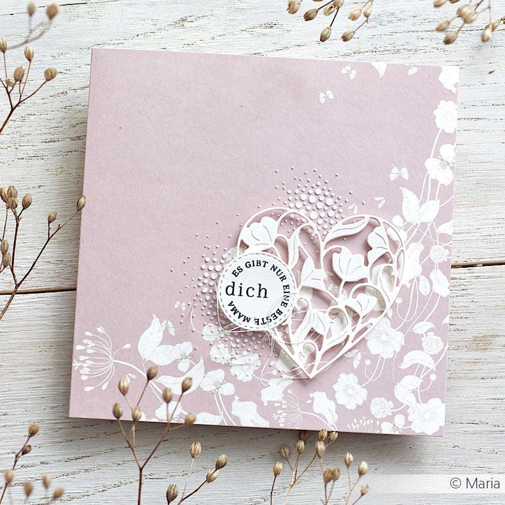 Rosa Blumenkarte von Alexandra Renke mit Herzausschnitt und "Für Mama"-Text, hergestellt mit klarem Photopolymer-Stempel, abgebildet auf weißem Holz mit getrockneten Pflanzen.