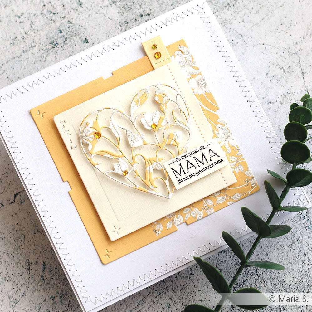 Handgefertigte Karte von Alexandra Renke mit einem geschichteten Herzmotiv und dem deutschen Text "Für Mama", der mit einem Klarsichtstempel erstellt wurde, neben einem grünen, belaubten Zweig.