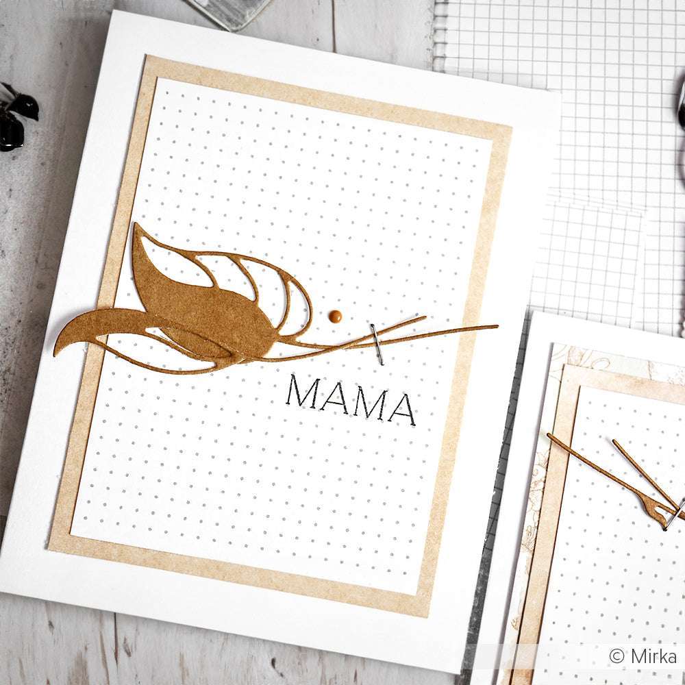 Alexandra Renke Grußkarte mit einer abstrakten Blume in Gold und "MAMA" auf gepunktetem weißem Hintergrund, perfekt für die Kombination mit Ihren Lieblingsstempelkissen oder Clear Stamp Designs.