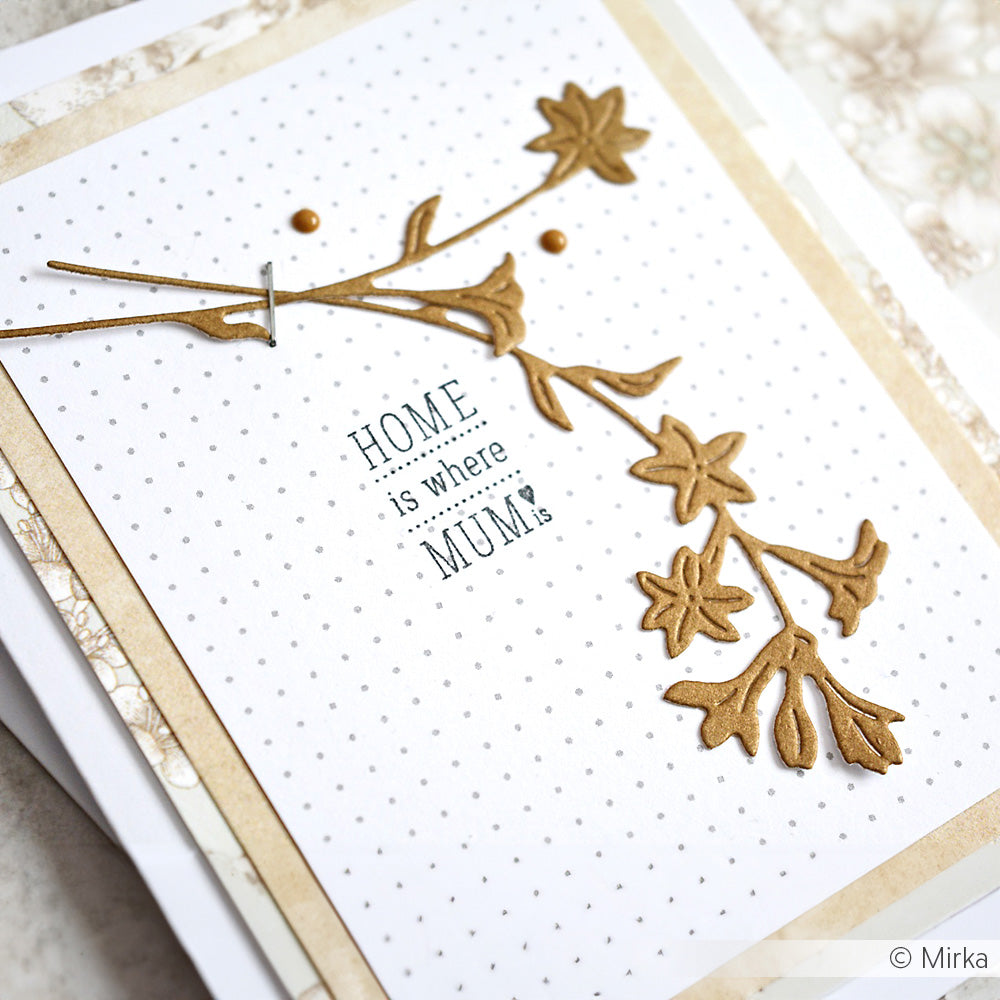 Handgemachte Alexandra Renke Karte mit braunem Blumenausschnitt und "HOME is where MUM is" Text auf gepunktetem Hintergrund - perfekt für Mama. Fügen Sie Ihren bevorzugten Clear Stamp oder Photopolymer Stempel für eine persönliche Note hinzu.