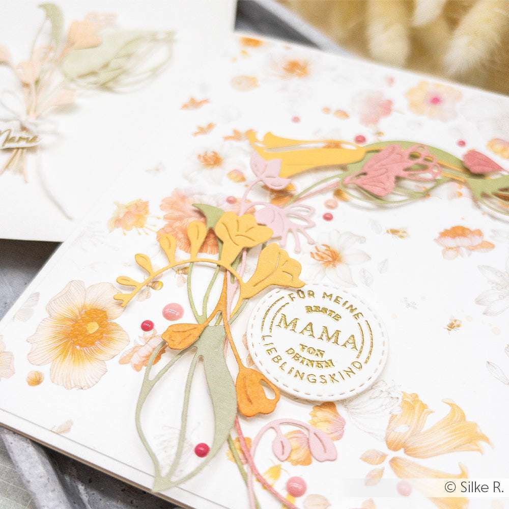 Handgefertigte Blumengrußkarte von Alexandra Renke in zarten Pastellfarben, mit "Für meine Mama" in Gold in der Mitte. Liebevoll gestaltet mit Clear Stamps Für Mama für eine raffinierte, herzliche Note.