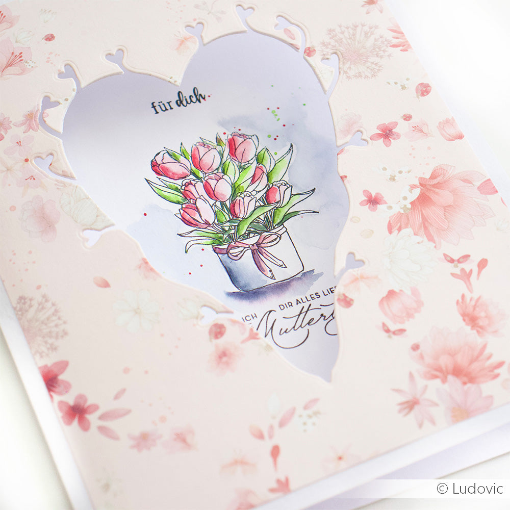 Alexandra Renke Grußkarte mit herzförmigem Ausschnitt, rosa Tulpen und floralen Details - ideal in Kombination mit Ihrem Lieblings Clear Stamp oder Photopolymer Stempel und dem Spruch "Blumen für dich".