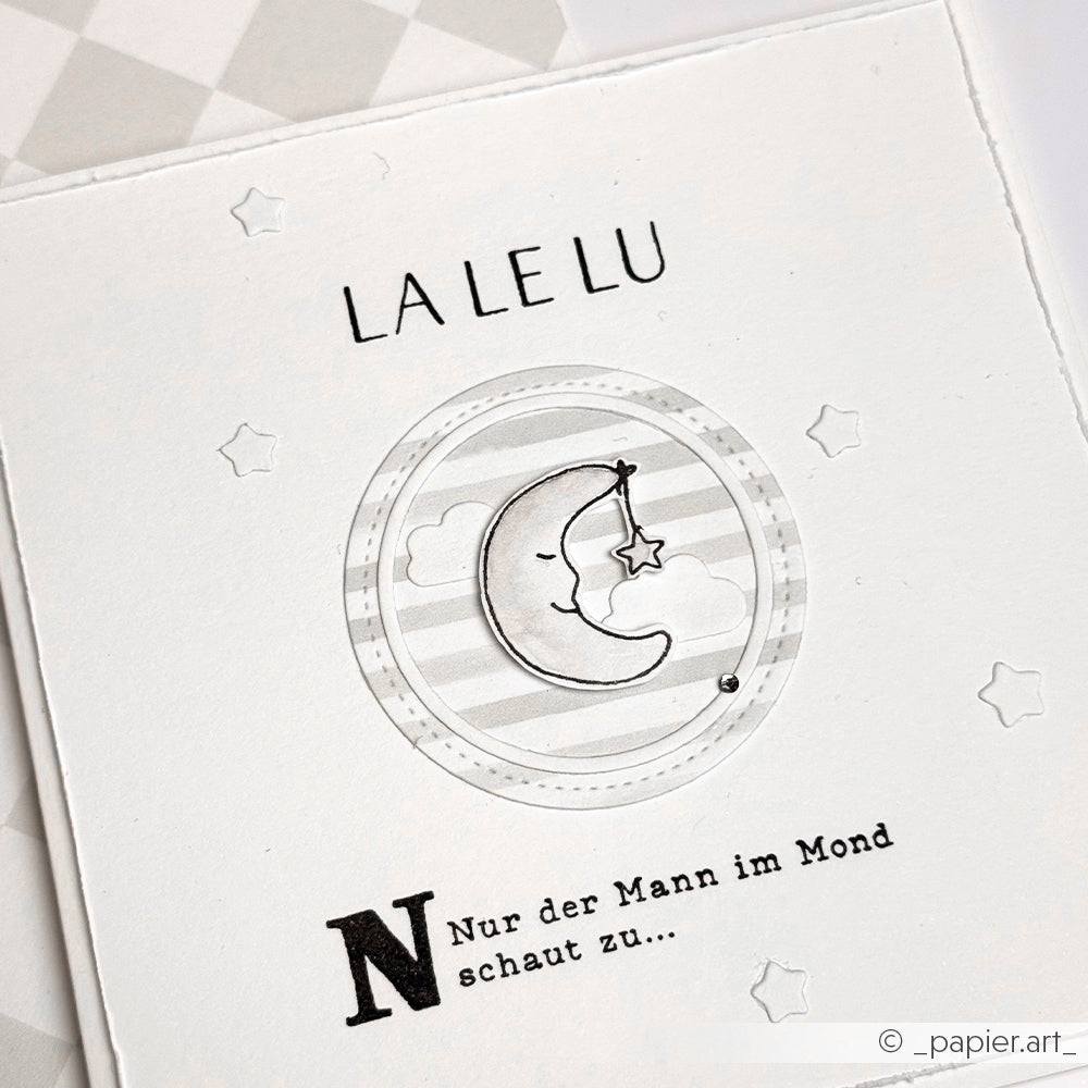 Eine bezaubernde Alexandra Renke Mond-Illustration mit deutschem "La Le Lu. Nur der Mann im Mond schaut zu..." auf einer weißen Karte - ideal für die Komposition Gute Nacht oder in Kombination mit Ihren Lieblings-Photopolymer-Briefmarken.