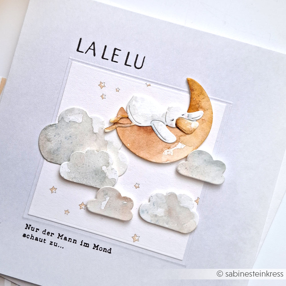 Ein Papierhase schläft auf einer Mondsichel mit Wolken und Sternen, darüber ein deutscher Text auf einer quadratischen weißen Karte von Alexandra Renke - ideal für Ihre nächste Papierprojekte- oder Clear Stamp Kreation.