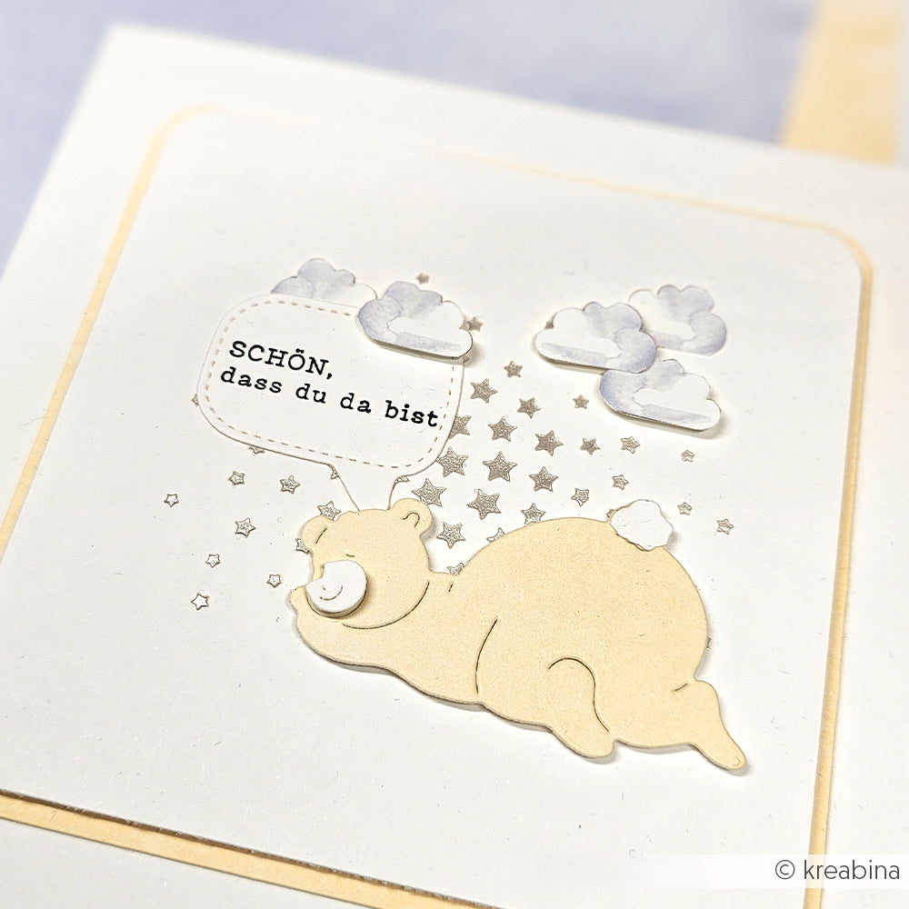 Ein niedlicher Bär mit Wolken, Sternen und einer "SCHÖN, dass du da bist"-Sprechblase - perfekt für die Begrüßung eines kleinen Jungen. Ideal als Alexandra Renke Clear Stamp oder Photopolymer Stempel für "It's a boy" Karten und Bastelarbeiten.