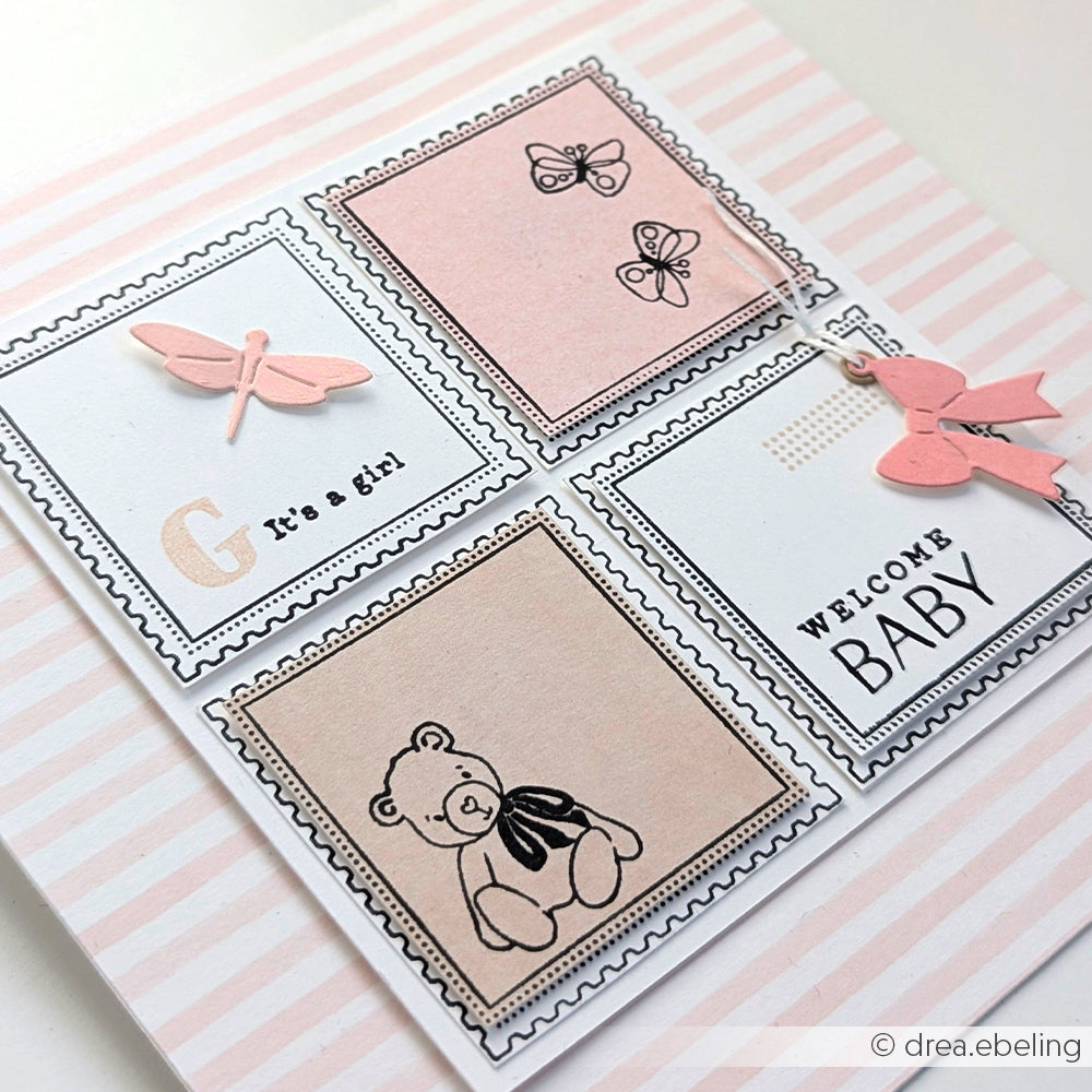 Die rosa-weiße Babykarte von Alexandra Renke zeigt Schmetterlinge, eine Libelle, einen Teddybär sowie "It's a girl" und "Welcome Baby" - perfekt zum Basteln mit dem Komposition It's a girl Photopolymer Stempel.