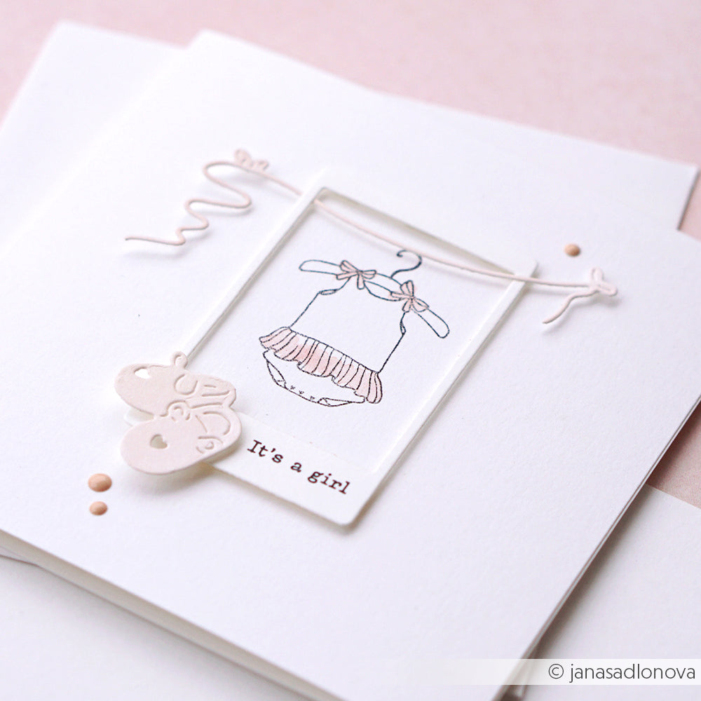 Minimalistische Karte für ein kleines Mädchen von Alexandra Renke mit einer Illustration eines Kleides, zwei Herzanhängern und dem Text "It's a girl" - ideal zum Kombinieren mit Ihren Lieblingsmotiven aus Photopolymer oder Klarsichtstempeln.