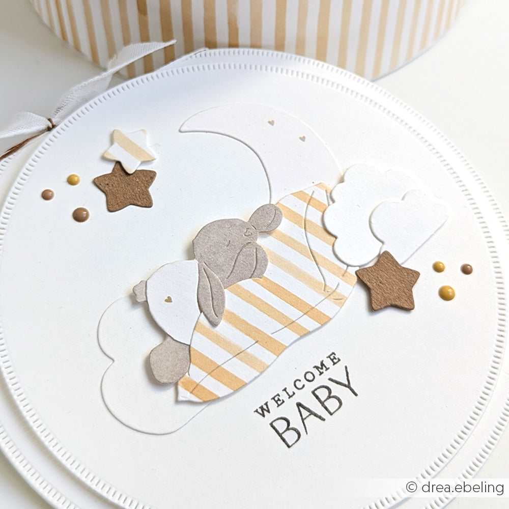 Runde Karte mit einem schlafenden Hasenbaby auf Wolken mit Sternen und Mond. Hergestellt mit dem Clear Stamp Welcome Baby von Alexandra Renke aus hochwertigem Photopolymer mit dem Text "WELCOME BABY".