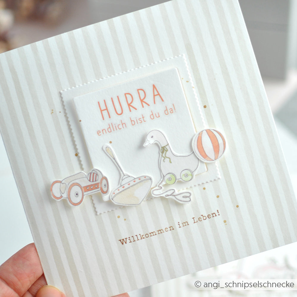 Alexandra Renke Grußkarte mit deutschem Text, Spielzeugillustrationen und der Botschaft "Hurra, endlich bist du da! Willkommen im Leben!" Ideal für Papierprojekte und verwendbar mit Clear Stamp oder Photopolymer Stempel Techniken.