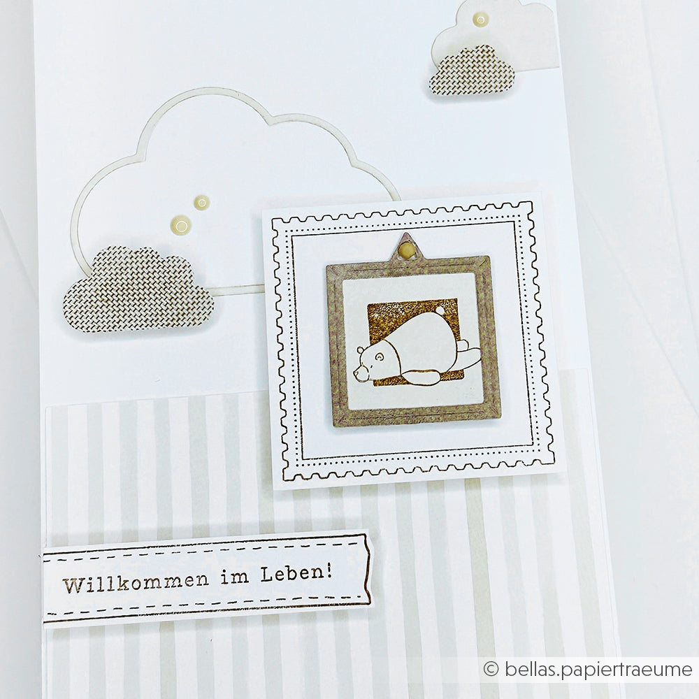 Eine bezaubernde Grußkarte von Alexandra Renke mit Wolken, einer Bärenillustration und dem Spruch "Willkommen im Leben!", wunderschön gestempelt mit einem hochwertigen Photopolymerstempel.