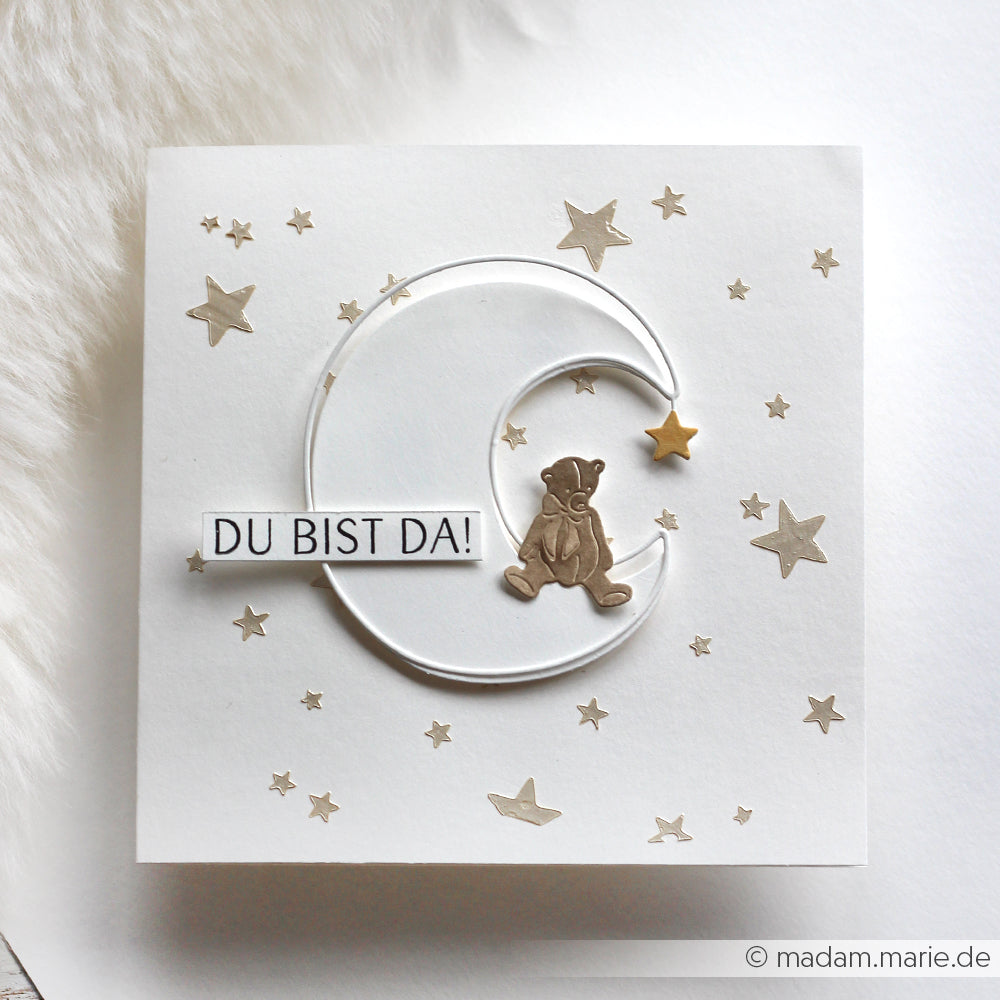 Quadratische Karte von Alexandra Renke mit einem Bären auf einer Mondsichel, goldenen Sternen und "DU BIST DA!" auf Weiß - ideal für Papierprojekte mit Ihren Lieblingsmotiven von Clear Stamp oder Photopolymer Stempel.