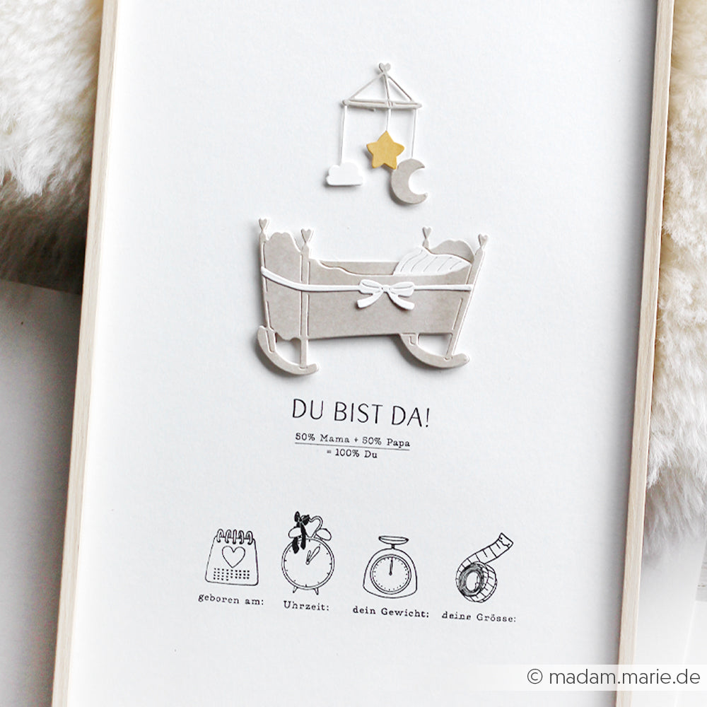 Minimalistische Baby-Ankündigungskarte von Alexandra Renke mit einer ausgeschnittenen Wiege, Mond, Sternen und deutschen Geburtsdaten. Entworfen mit Komposition Du bist da und Photopolymer-Stempeln für gestochen scharfe, klare Abdrücke.