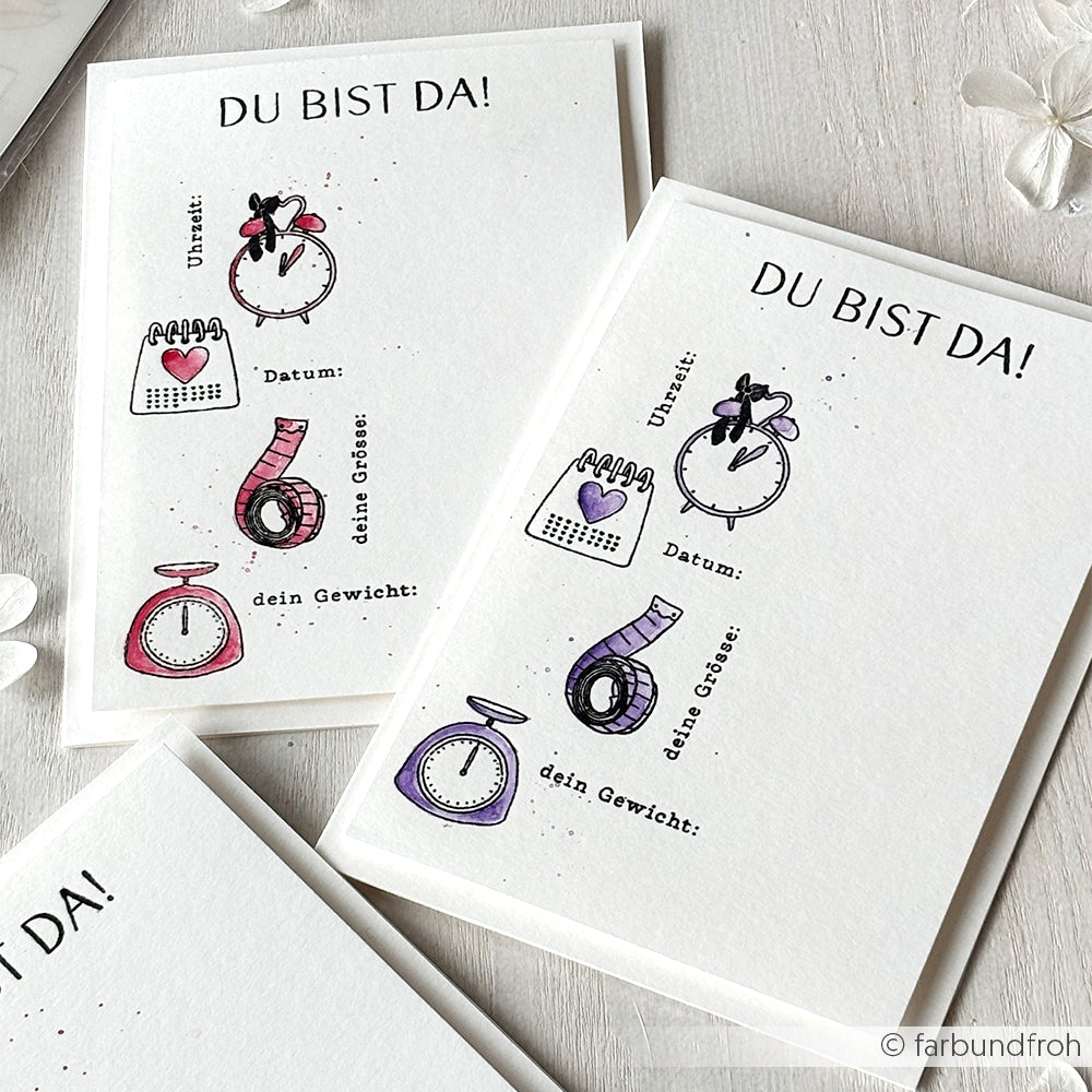 Drei minimalistische Geburtsankündigungskarten von Alexandra Renke mit handgezeichneten Illustrationen von Uhren, Kalendern, Maßbändern und Maßstäben - ideal für Papierprojekte oder zur Kombination mit Ihren Lieblingsmotiven von Clear Stamp.