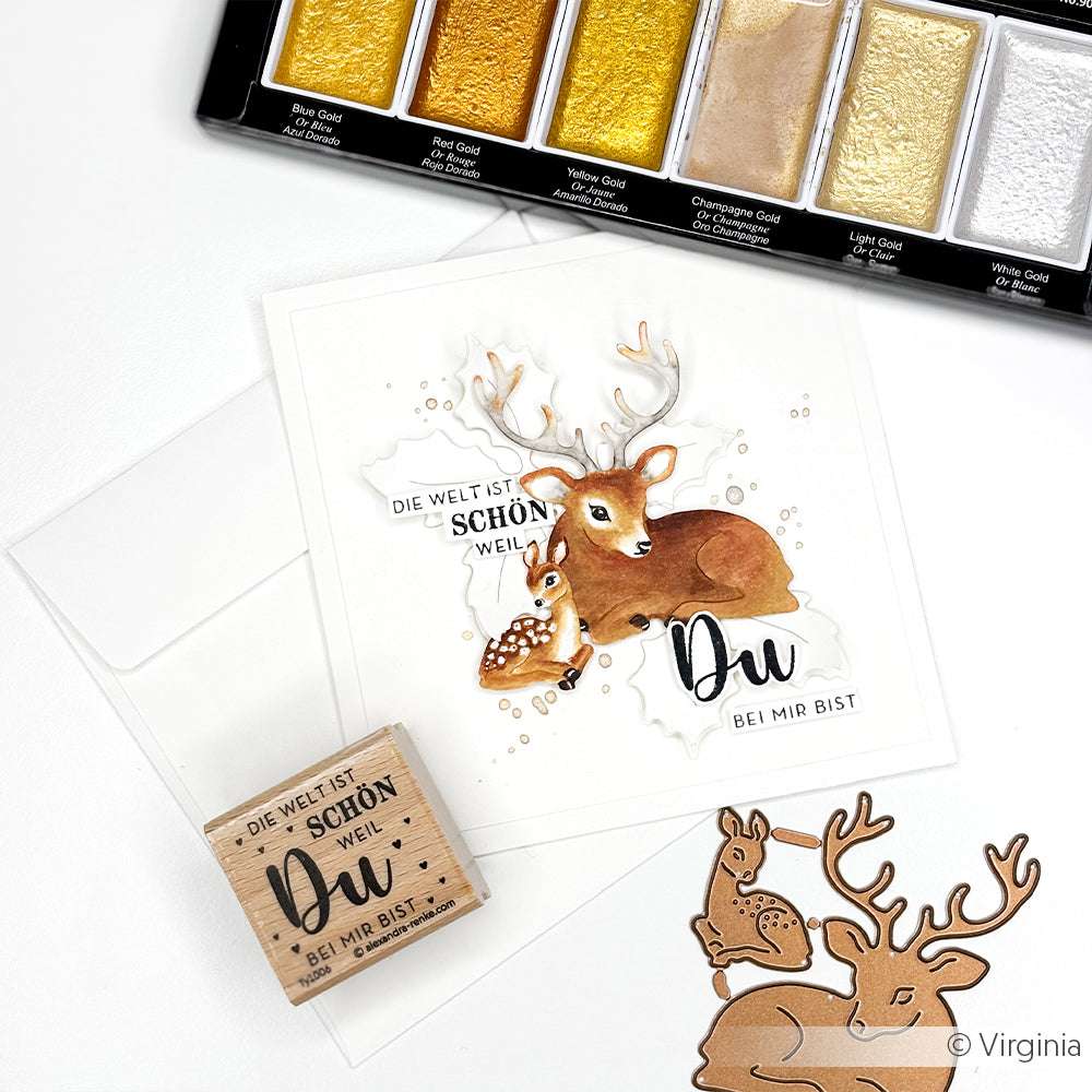 Handgemachte Karte von Alexandra Renke mit einem aquarellierten Reh, einem deutschen Spruch, goldenen Akzenten und gestanzten Silhouetten mit der Motivstanze Mama Reh mit Kitz (robuster Stahl). Inklusive passendem Stempel.