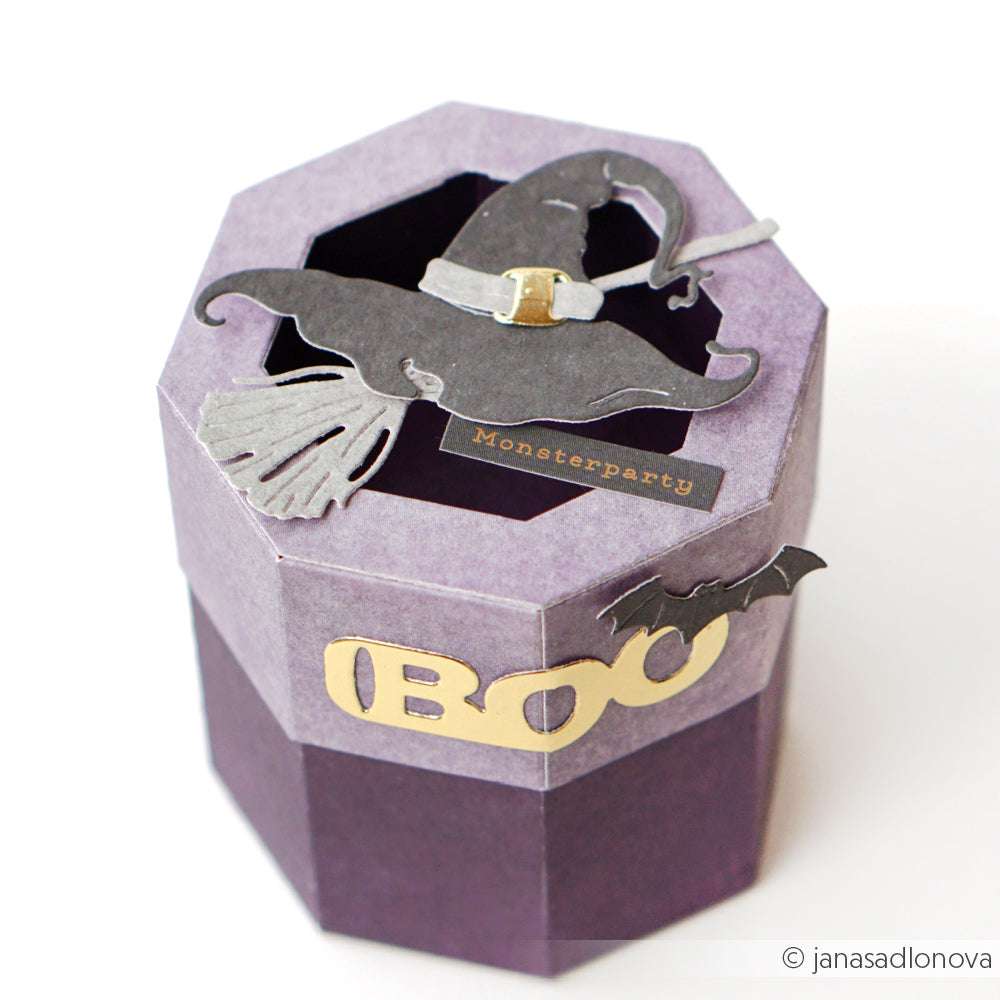 Lila sechseckige Box von Alexandra Renke mit Hexenhut, Besen, Monsterparty, Fledermaus und BOO auf dem Deckel - gefertigt mit DieCut Systemen und Motivstanze Hexenzubehör für detaillierte Akzente.