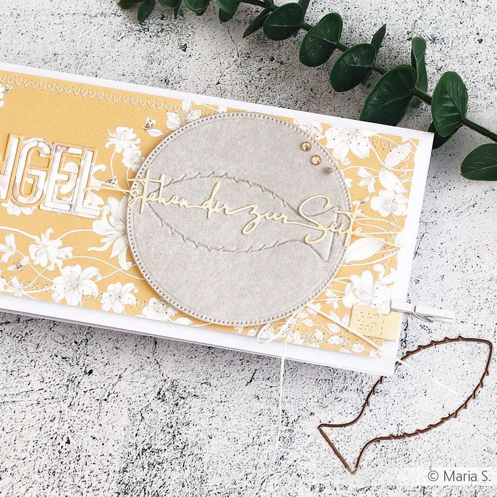 Handgefertigte Karte von Alexandra Renke mit floralen Mustern, genähten Rändern und "Hand zu Segn" auf einem grauen Kreis. Gefertigt mit Motivstanze Abrissrahmen Fisch Dies und Stanzsystemen für präzise Details.