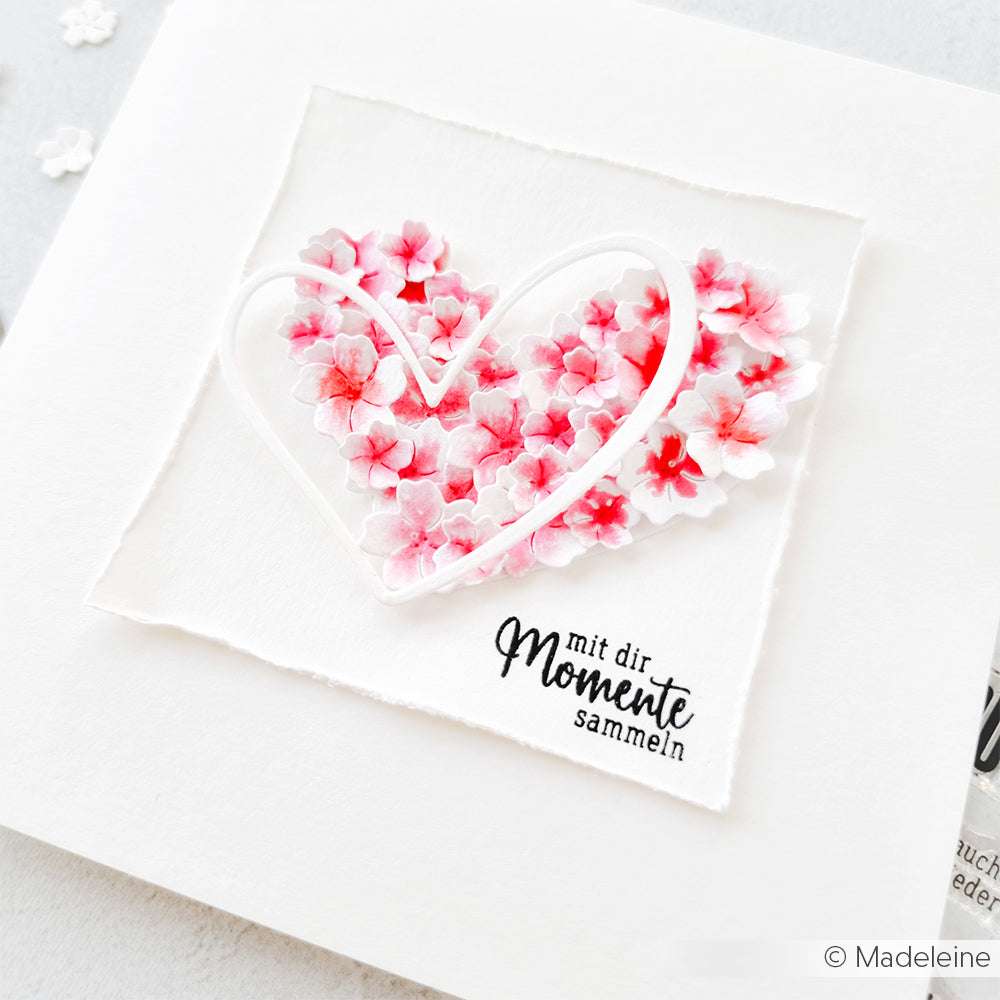 Handgemachte Karte von Alexandra Renke mit einem rosa Blumenherz und weißem Draht, hergestellt mit Motivstanze und Designpapieren. Text: "Mit dir Momente sammeln." Inspiriert von Artist Herz 5.