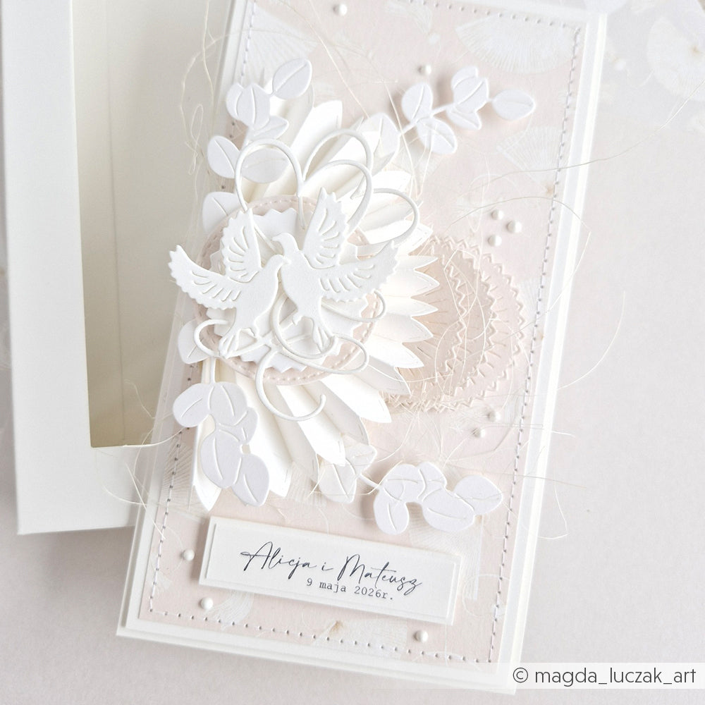 Elegante weiße Karte von Alexandra Renke mit Tauben, Blättern und Blumen aus Papier, zartem Text und raffinierten Details, hergestellt mit DieCut Systemen und hochwertigen Designpapieren.