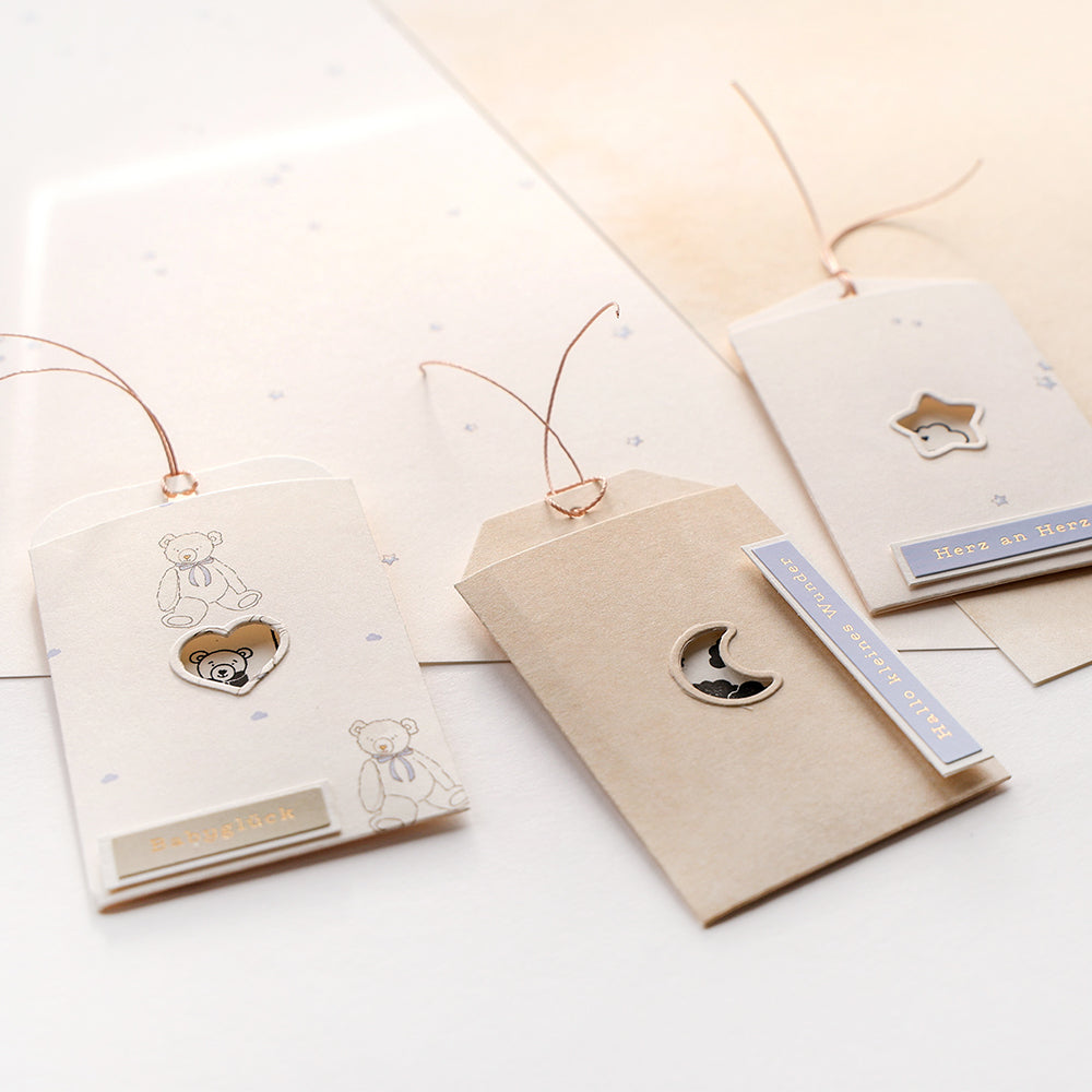 Drei dekorative Anhänger mit niedlichen Metallstiften - Teddybär, Mond und Stern - von Alexandra Renke. Perfekt, um Ihre Sammlungen mit Kreativität zu bereichern oder als charmantes Paket zu verschenken.