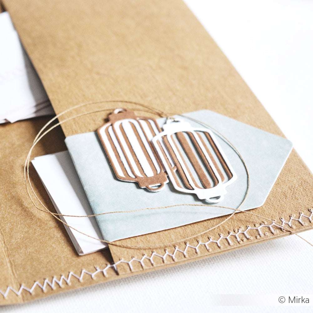Brauner Papierumschlag mit genähtem Rand, blauer Karte, Metallakzenten und Goldfaden - ideal für kreative Projekte mit Alexandra Renke DieCut Systemen und Designpapieren.