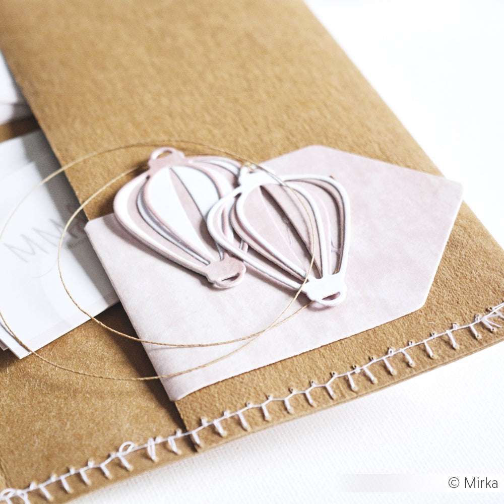 Brauner Umschlag mit genähtem Rand von Alexandra Renke, verziert mit Designpapieren, zwei rosa Lampion-Heißluftballon-Ausschnitten und einer kleinen Sechseckkarte.