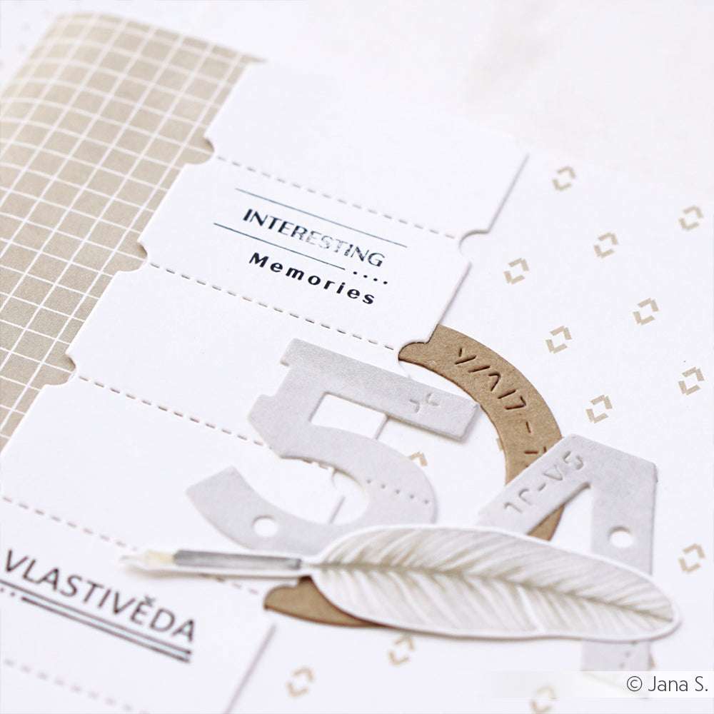 Neutrale Scrapbook-Seite mit geschichteten Zahlen, einer Feder und "Memories" auf Alexandra Renke Designpapieren. Aufgewertet mit DieCut Systeme Akzenten und einer Motivstanze Ticket Reihen für zusätzliche Details.