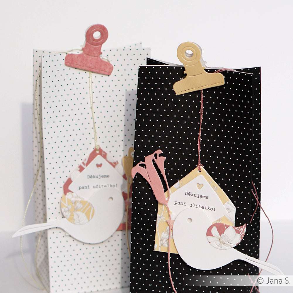 Zwei Geschenktüten von Alexandra Renke - eine weiß mit schwarzen Punkten, eine schwarz mit weißen Punkten - sind jeweils mit einem Vogelanhänger versehen, ideal um Ihre Lieblingsdesignpapiere zu präsentieren oder mit DieCut Systemen einzigartige Akzente zu setzen.