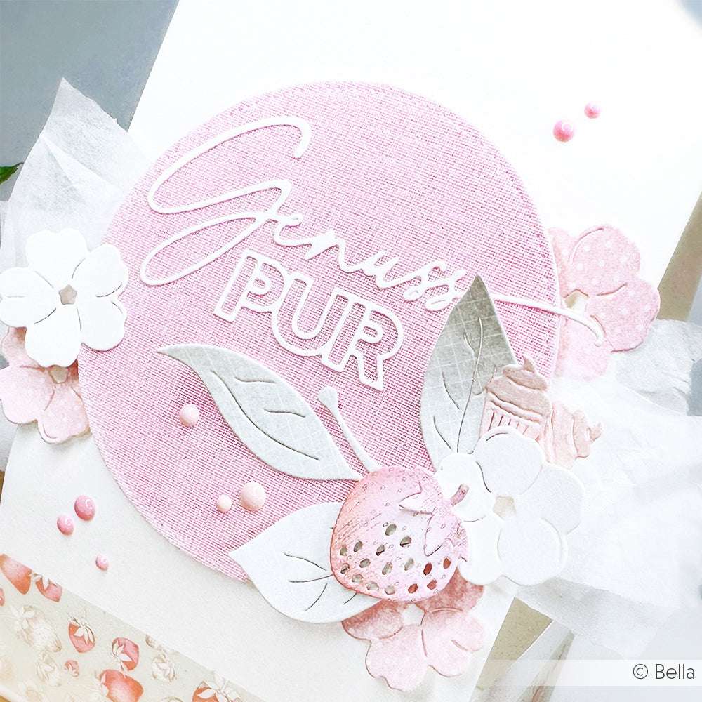Rosafarbene Strukturkarte von Alexandra Renke mit dem Text "Genuss PUR", weißen und rosafarbenen Blumendetails, einer Erdbeer-Illustration und feinen Akzenten aus der Motivstanze des Icon Sets SWEETS Stanzsysteme.
