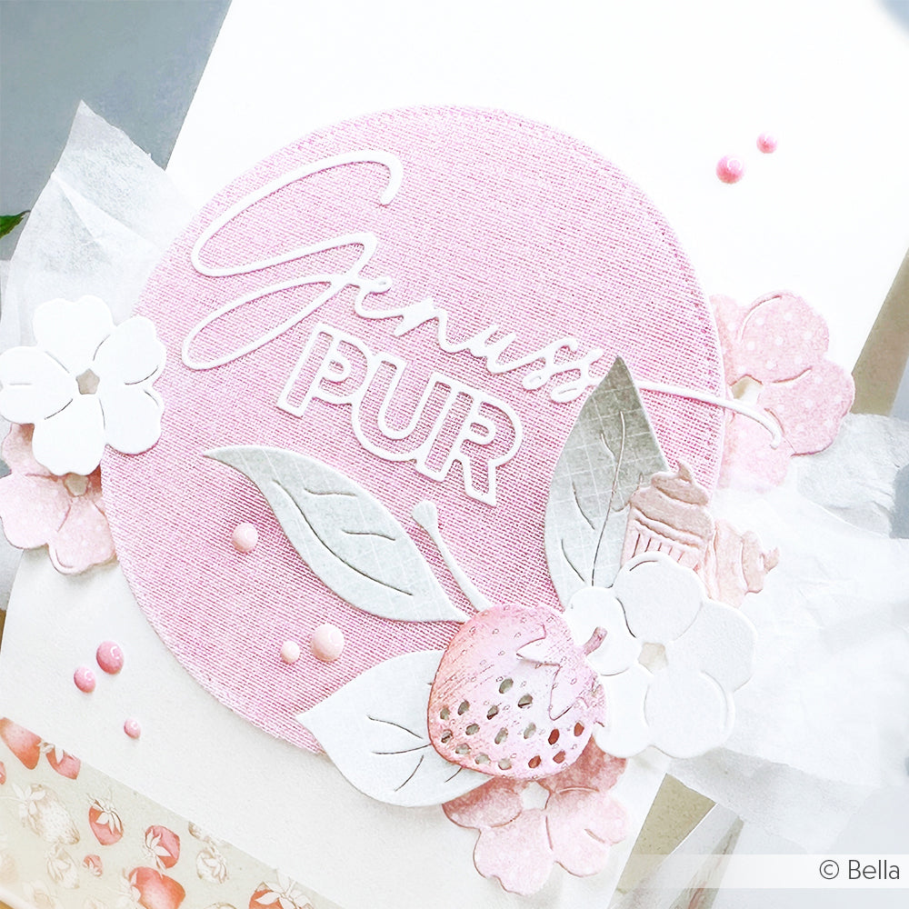 Dekorative Karte mit einem rosa Genuss PUR-Kreis und ausgestanzten Erdbeermotiven.