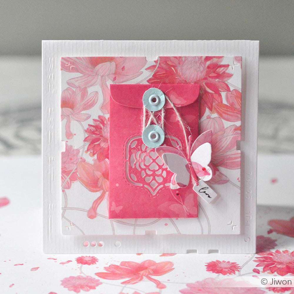 Handgefertigte Karte mit rosafarbenem Umschlag, Schmetterlingsausschnitt und floralem Hintergrund in Rosa und Weiß, hergestellt mit exquisiten Alexandra Renke Designpapieren für einen eleganten Touch.