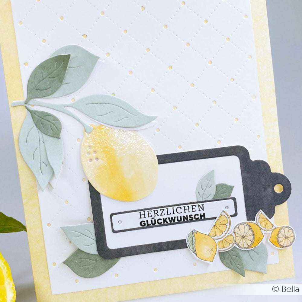 Alexandra Renke Grußkarte mit Zitronen, grünen Blättern und einem schwarzen Etikett mit "Herzlichen Glückwunsch" auf weißem Grund, hergestellt mit Motivstanze Kreisbogen Etikett für ein elegantes Finish.