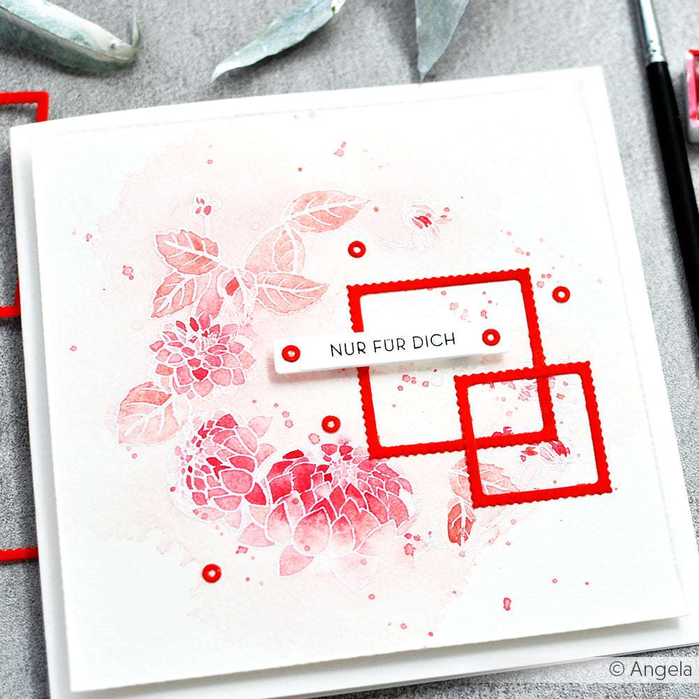 Quadratische Karte mit roter Blumenaquarellfarbe, roten quadratischen Rahmen und einem "NUR FÜR DICH"-Anhänger, gestaltet mit dem Photopolymer Clear Stamp Set Dahlie und Kranz von Alexandra Renke.