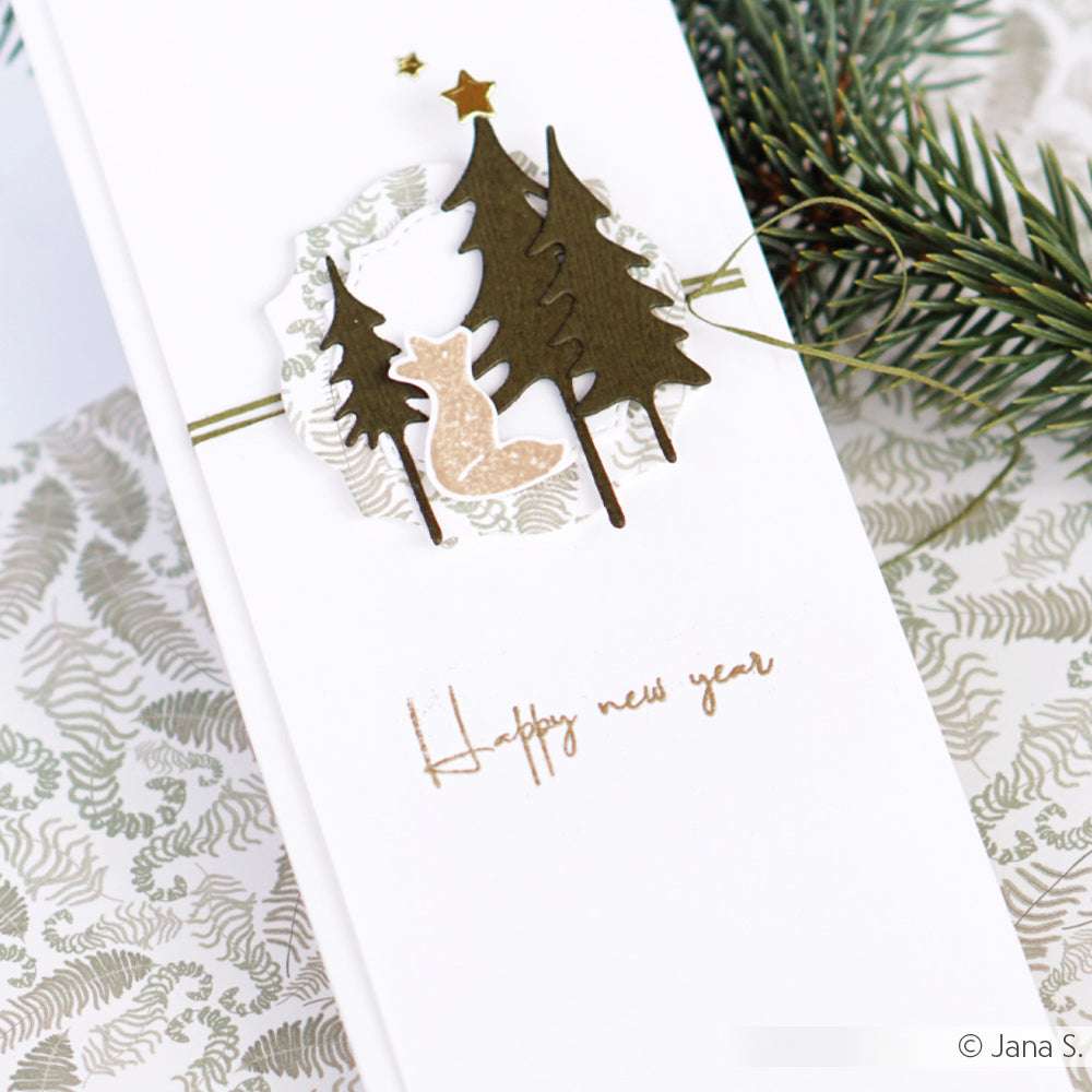 Handgemachte Neujahrskarte von Alexandra Renke mit einem Fuchs, Bäumen und Sternen auf hochwertigem Papier mit "Happy New Year" in goldener Schrift.