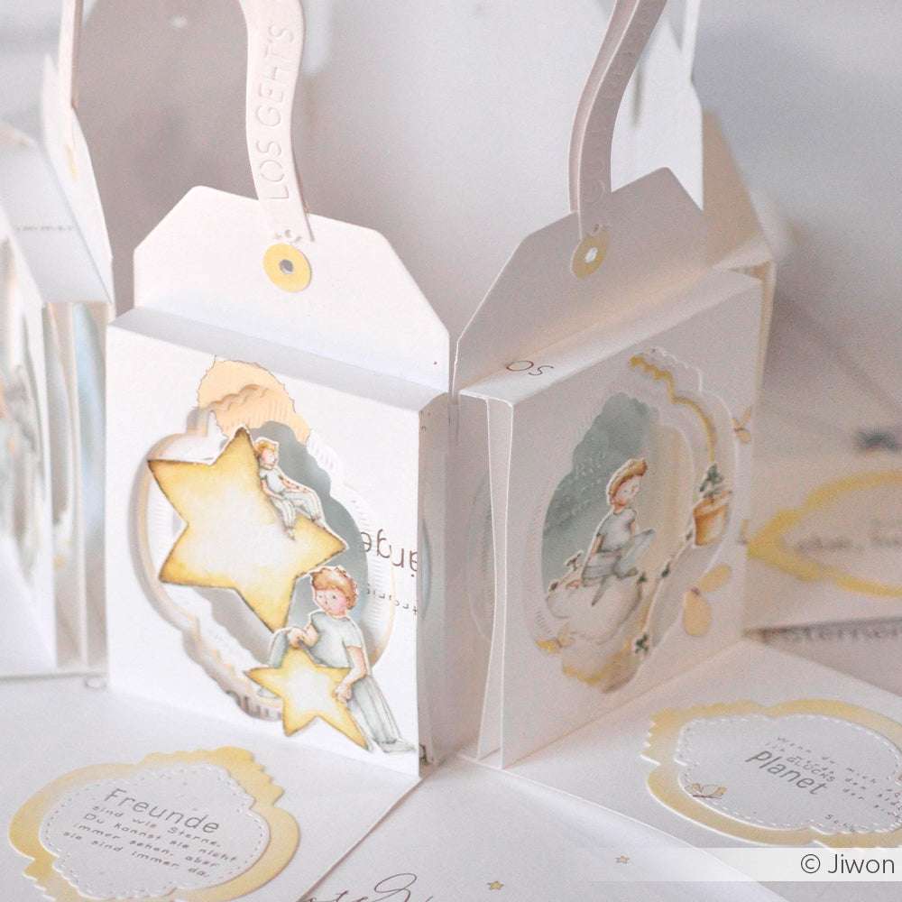 Eine Pop-up-Karte von Alexandra Renke mit pastellfarbenen Illustrationen von Kindern mit Sternen und Wolken, eingebettet in zarte weiße Paneele, hergestellt mit DieCut System für präzise Formen und charmante Details.