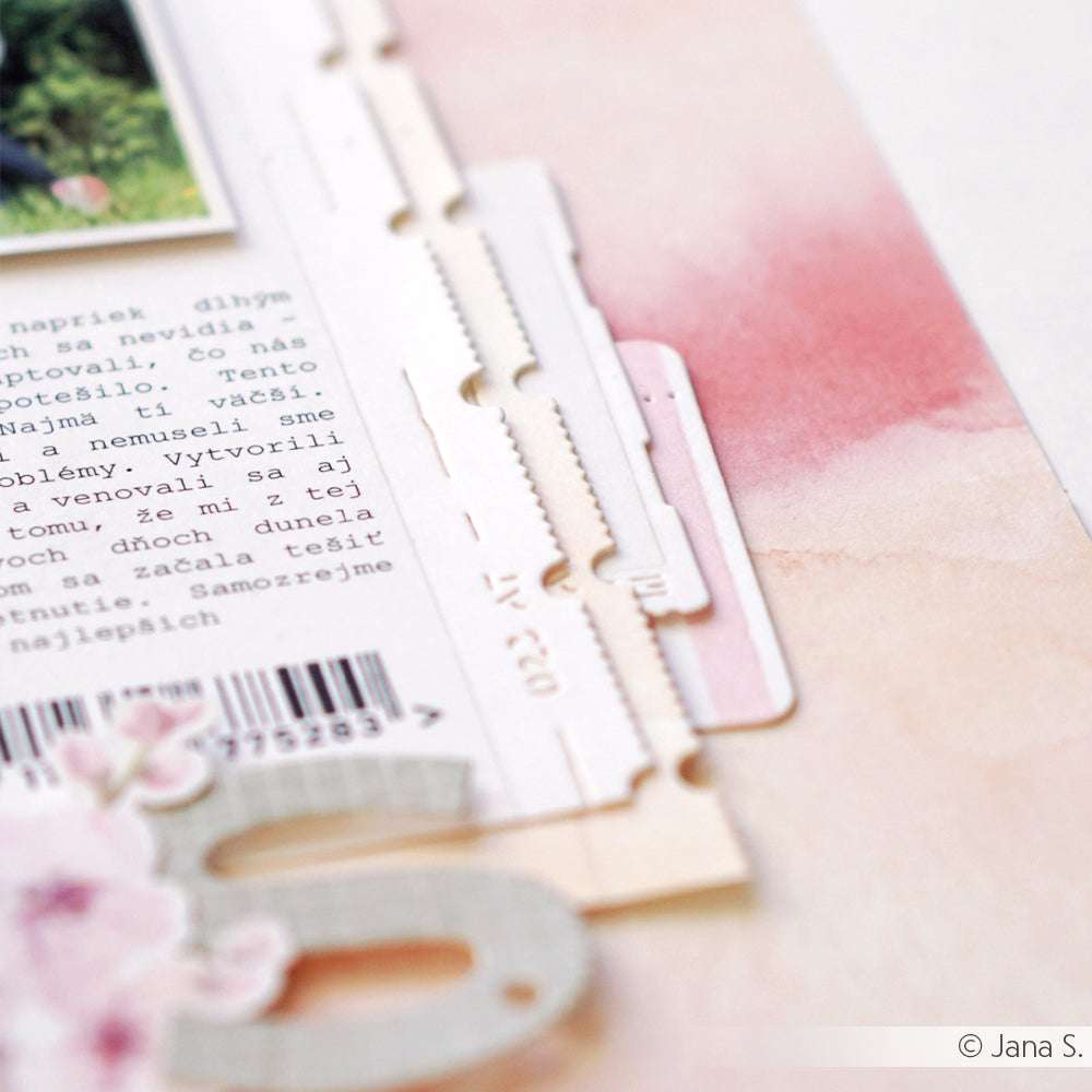 Nahaufnahme von geschichteten Papierschnipseln und Text auf einem pastellfarbenen Aquarellhintergrund mit Barcode - ideal für die Präsentation von Alexandra Renke Motivstanze-Designs oder zum Testen Ihrer Lieblings-Stanzsysteme.