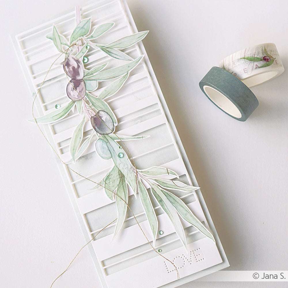 Eine handgefertigte Karte von Alexandra Renke mit Olivenzweigen, pastellfarbenen Blättern, Perlen, Designpapier-Akzenten und Washi-Tape-Rollen auf einer weißen Oberfläche.
