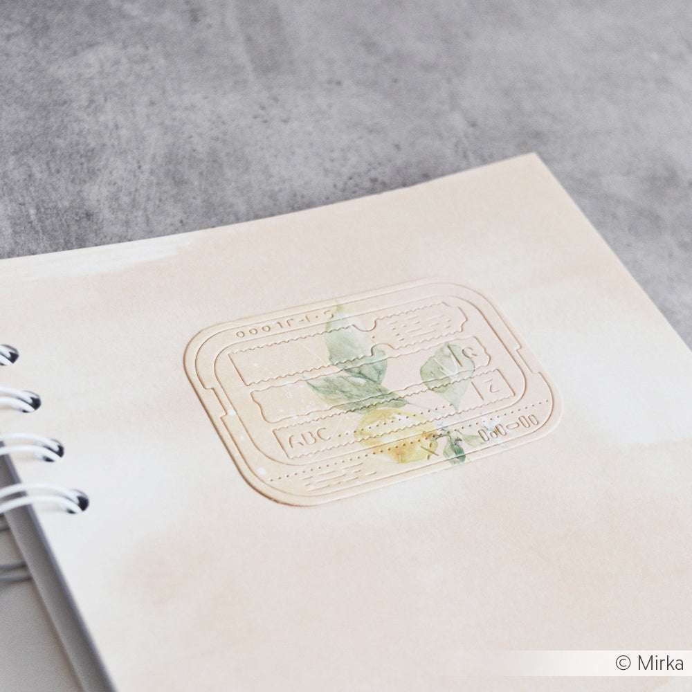 Ein beigefarbenes Alexandra Renke Notizbuch mit einem dezenten botanischen Stickermotiv auf dem Einband, ideal zu kombinieren mit dem Rahmen Etiketten Set oder den passenden Designpapieren.