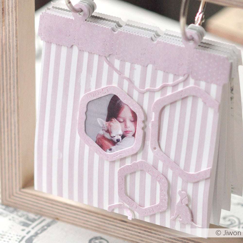 Rosa-weiß gestreifte Scrapbook-Seite von Alexandra Renke unter Verwendung von Motivstanze Kunst Dies und Designpapieren, mit einem Foto von einem Mädchen und ihrem Hund, das in einem Holzrahmen präsentiert wird.