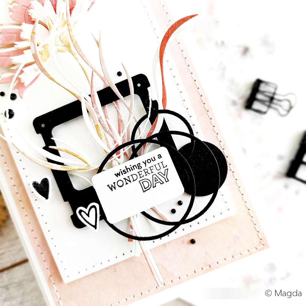 Handgefertigte Karte mit abstrakten Blumenmustern, schwarzen Akzenten und der Botschaft "Wishing you a wonderful day" - hergestellt mit dem Diarahmen-Set von Alexandra Renke und der exklusiven Motivstanze für einen eleganten Touch.