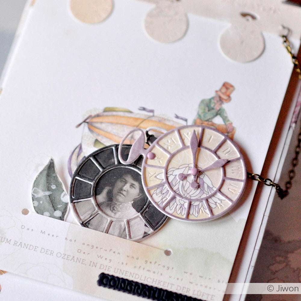 Eine Karte im Vintage-Stil von Alexandra Renke mit Designpapieren, einem Taschenuhr-Zifferblatt in Motivstanze, einem schwarz-weißen Frauenporträt und zarten Pastellakzenten.