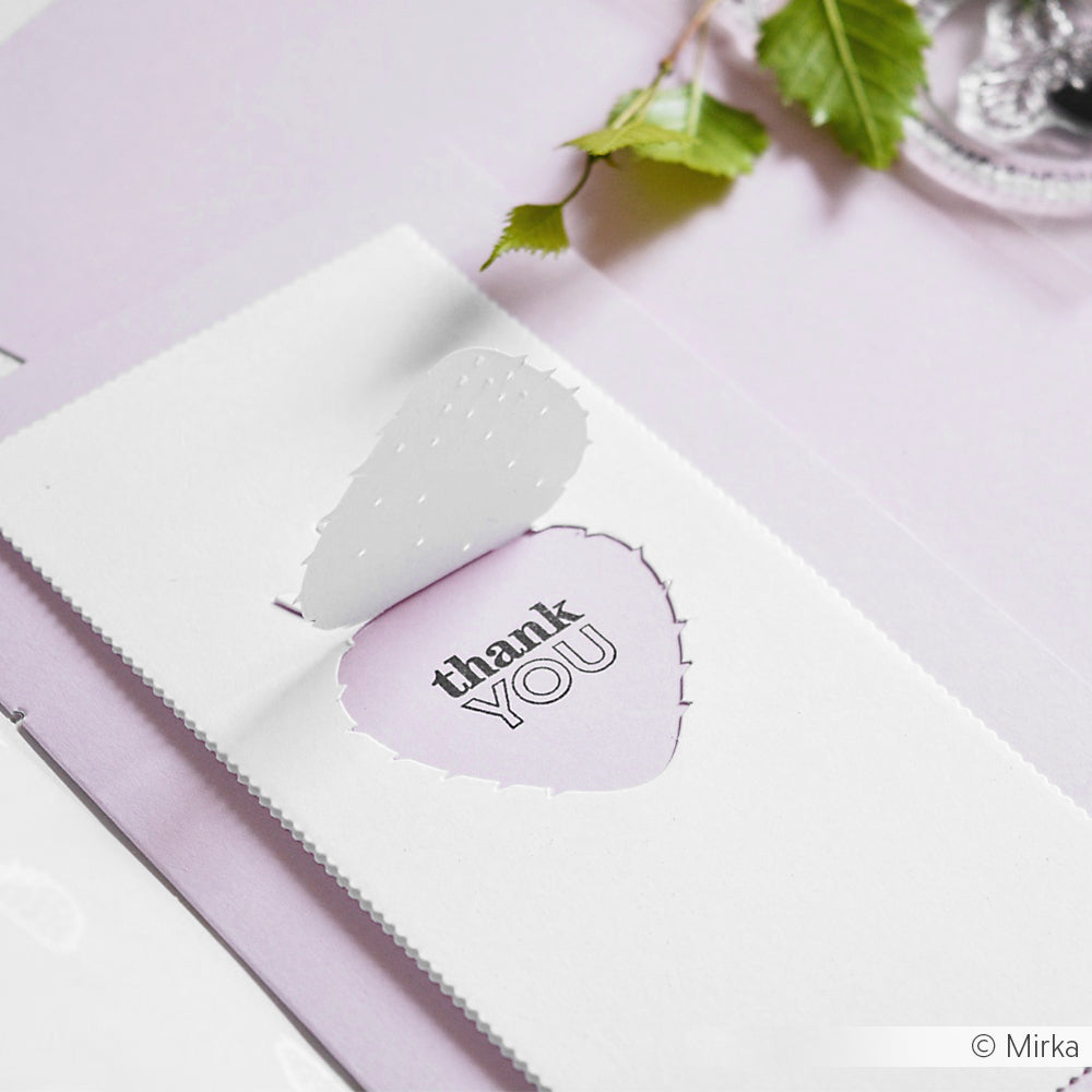 Eine weiße Karte mit einem Herzausschnitt von Alexandra Renke zeigt "Danke" auf einem lila Hintergrund.