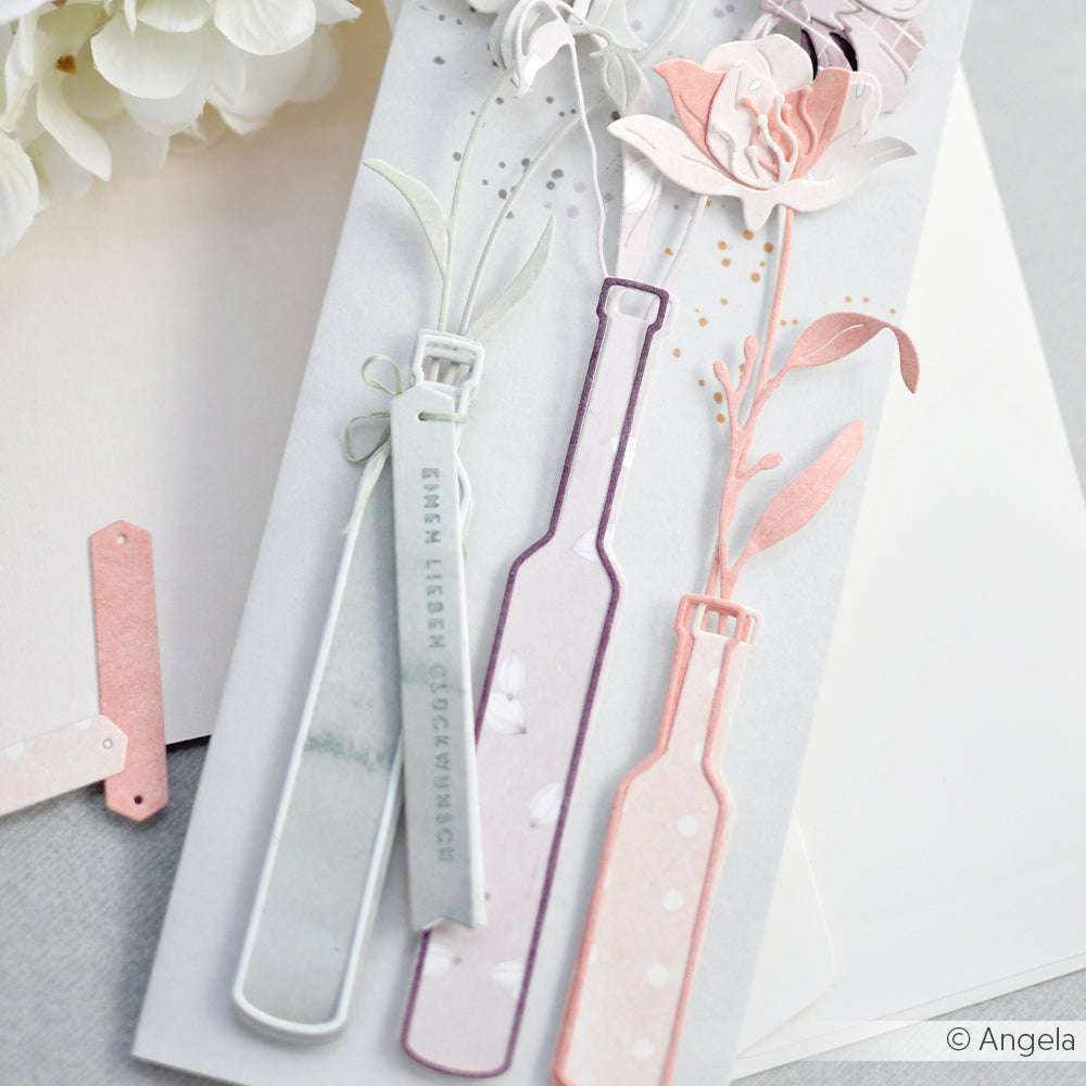 Eine Karte mit Blumen und einer Kleinen Flaschenpost, gestaltet mit einzigartigen Details mit einer Motivstanze von Alexandra Renke.