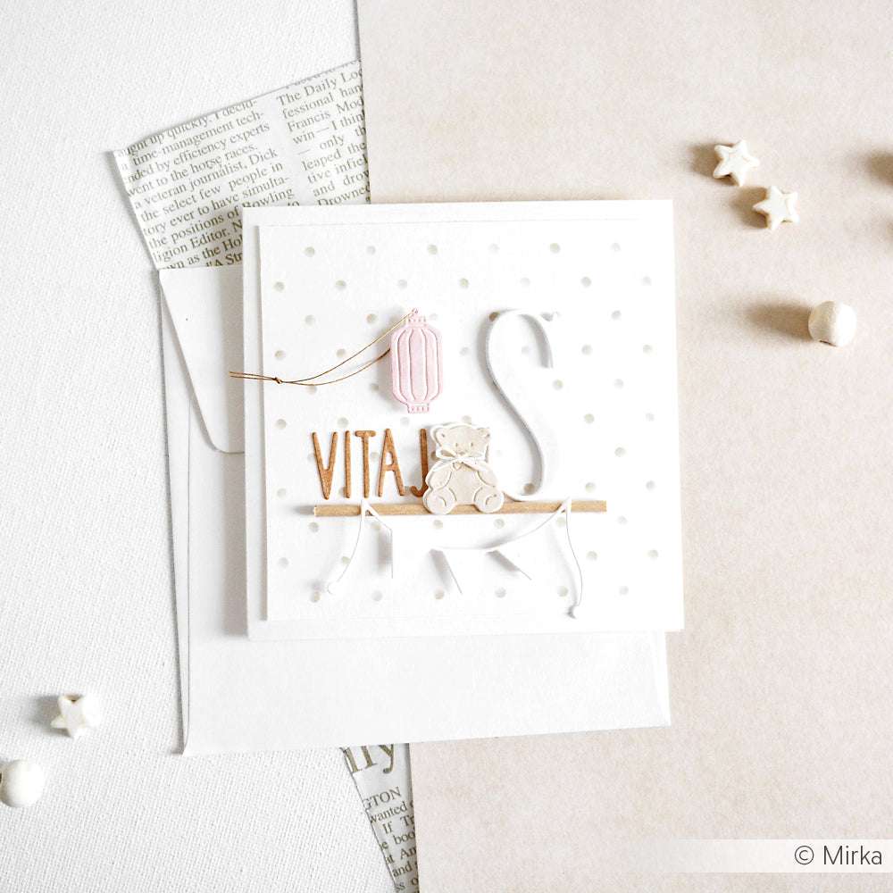 Quadratische Karte von Alexandra Renke mit dem Text VITA, einem Bären und einem Luftballon auf gepunktetem Hintergrund, gestaltet mit neutralen Papieren und Sternen, akzentuiert mit Motivstanze DieCut Systeme für eine charmante Note.