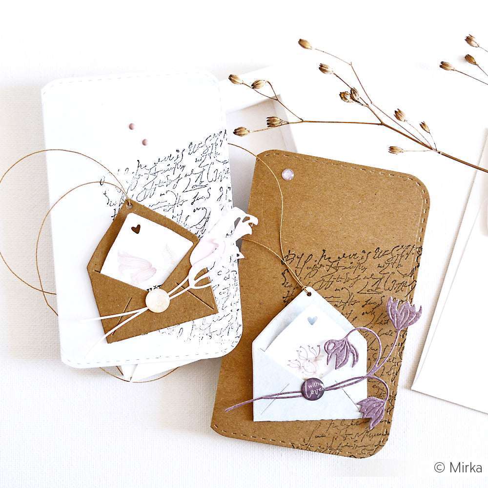 Zwei handgefertigte Alexandra Renke Schriftkarten mit kleinen Umschlägen (DieCut Systeme, Motivstanze Briefumschlag Anhänger) und getrockneten Blumen, alles auf einem weißen Hintergrund.