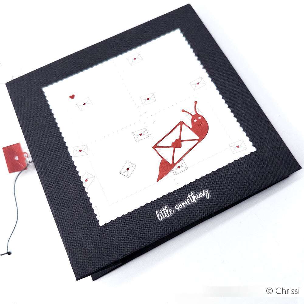 Handgemachte Karte von Alexandra Renke mit roter Schnecke, Umschlag und Mini-Umschlägen, gestaltet mit Designpapieren und Motivstanze Schneckenpost. Text: "Kleine Aufmerksamkeit".