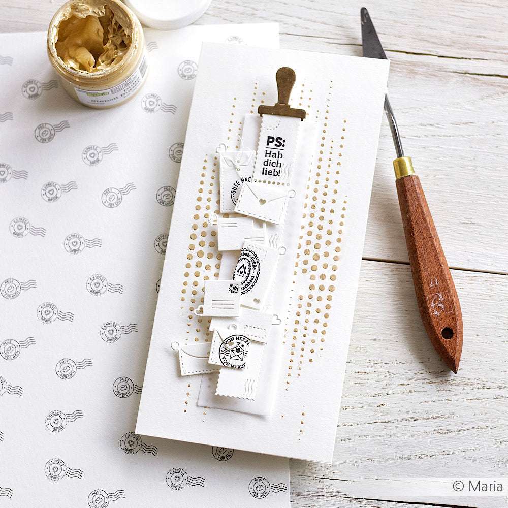 Handgefertigte Karte auf weißem Holz - mit Mini-Umschlägen, Goldpunkten, Bastelwerkzeug und gemustertem Papier. Erstellt mit Alexandra Renke Dies Stanzen und Motivstanze Briefe von Herzen für einzigartige Details.