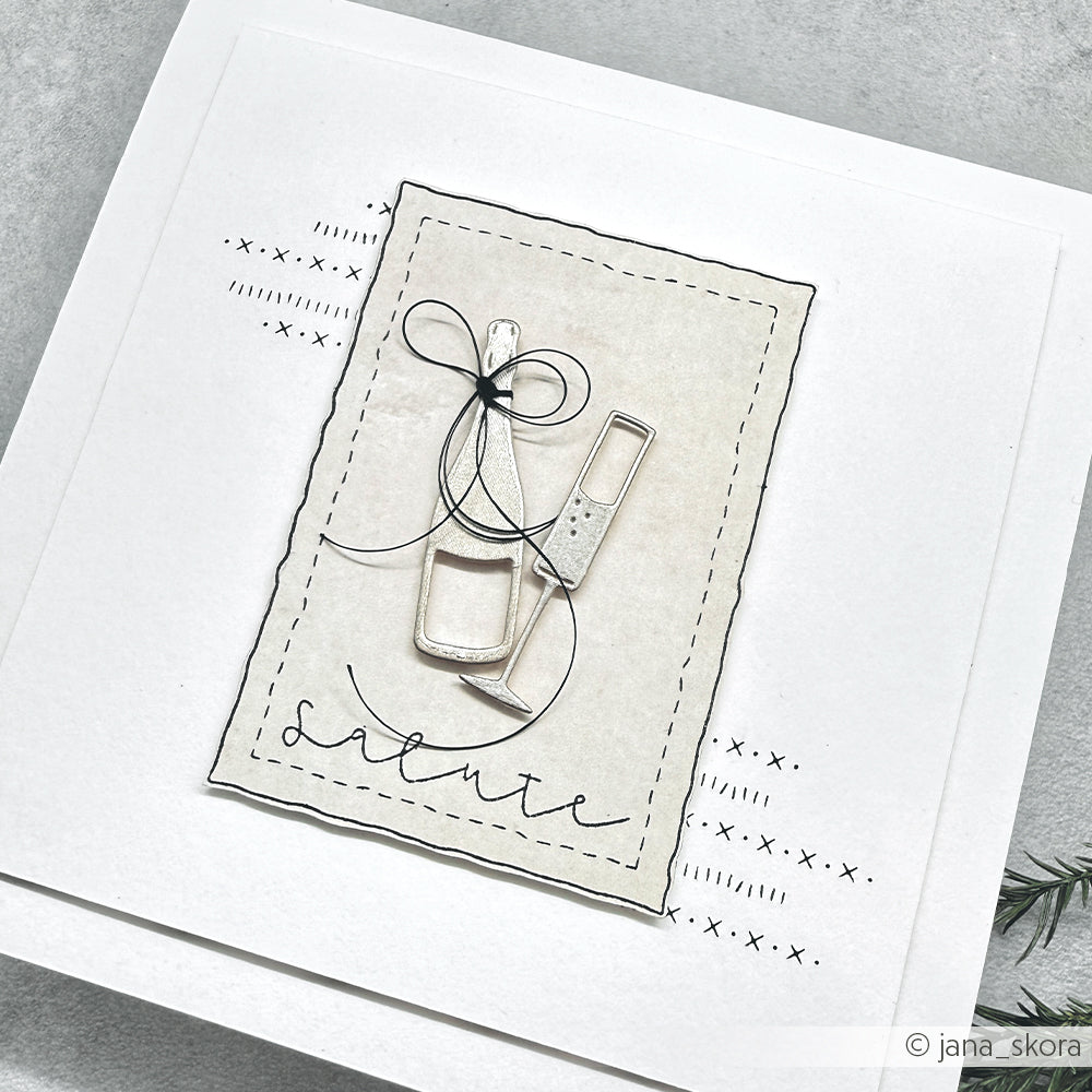 Handgemachte Karte mit gestanzten Sektgläsern aus dem Alexandra Renke Fröhliche Drinks Set, einer schwarzen Schleife und "Sante" auf genähtem beigen Designpapier.