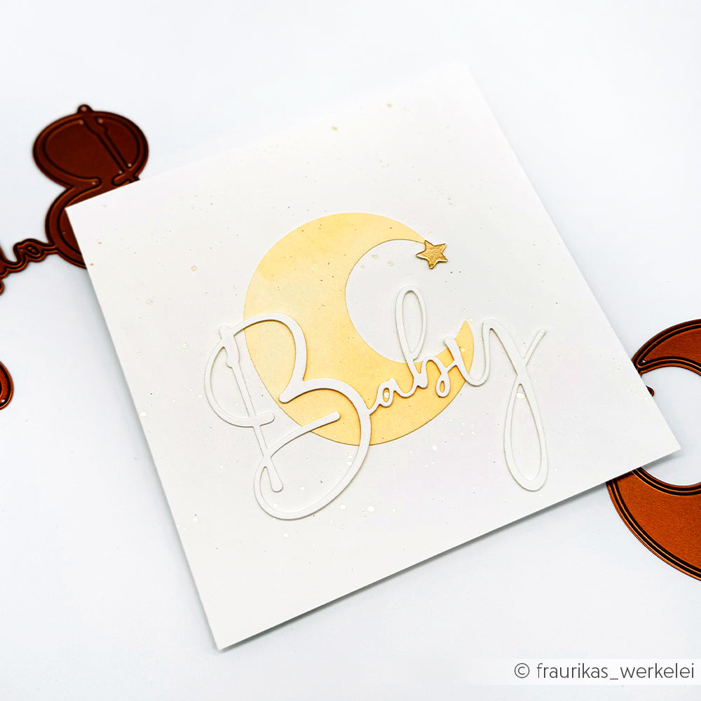 Eine Grußkarte von Alexandra Renke mit einer gelben Mondsichel, einem Stern und "Baby" in eleganter Schrift auf weißem Hintergrund - ideal, um Ihr Designpapier und Ihre Kreativität zu präsentieren.